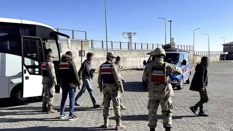 Göçmen Kaçakçılarına Şok Baskın! 15 Organizatör Yakalandı