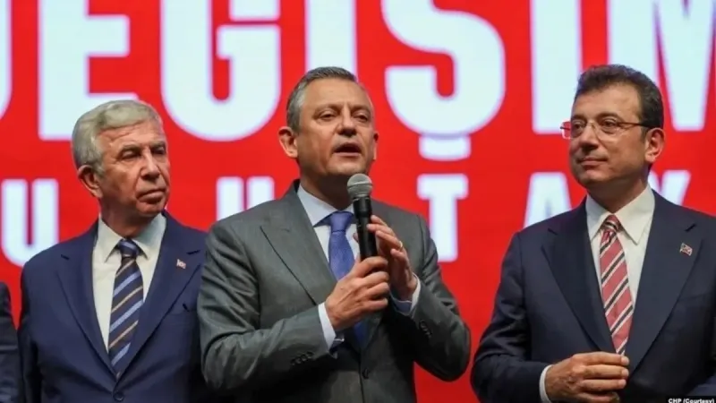 6 ok, binbir entrika! CHP'de İmamoğlu sorgulaması başladı: Özgür Özel'in adaylık planı... Mansur Yavaş'ın "100 bin imza" hazırlığı