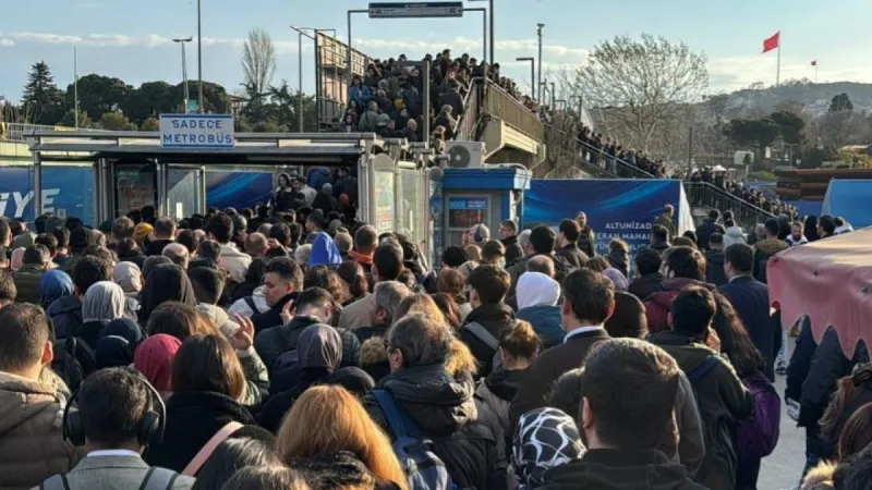Metrobüste Büyük Panik! Arıza Seferleri Felç Etti