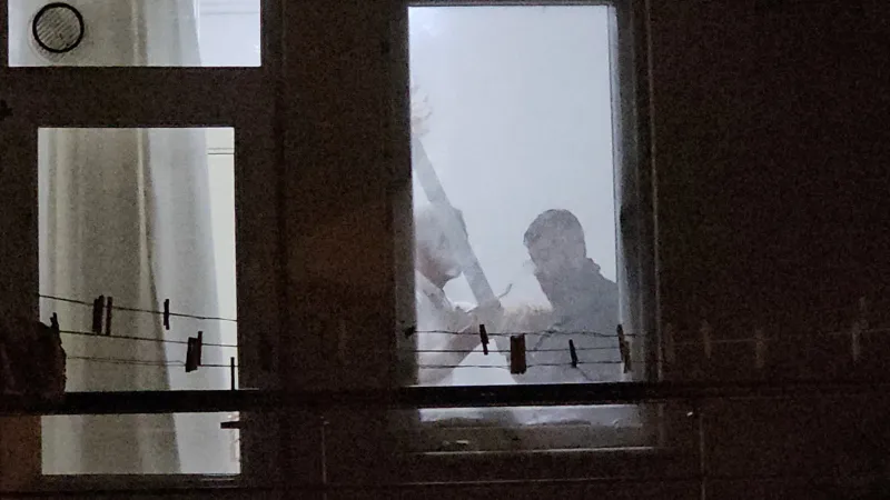 Arkadaşını kılıçla rehin aldı, eve operasyon düzenlendi!