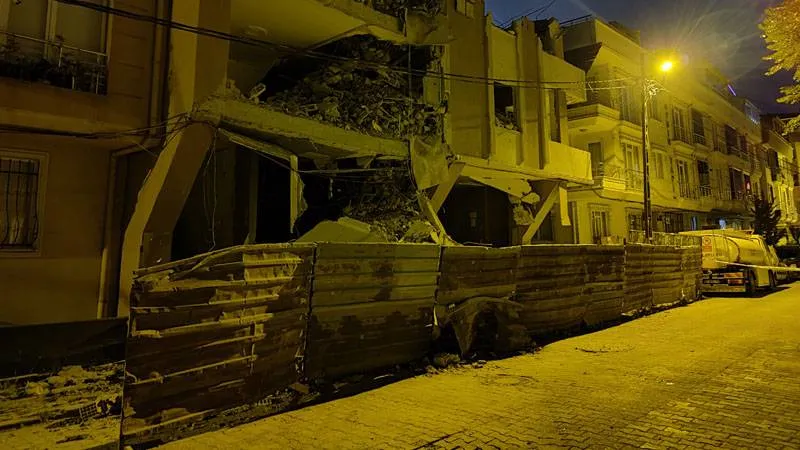Avcılar'da Bina Çöktü! Tahliye Alarmı: Neler Oluyor?