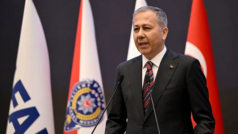 Bakan Yerlikaya: Kırmızı bültenle ve ulusal seviyede aranan 11 kişi Türkiye'ye getirildi