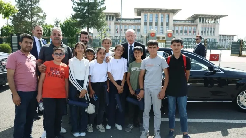 Erdoğan'dan Miniklere Sürpriz! Aracı Durdurup Çocuklarla Buluştu
