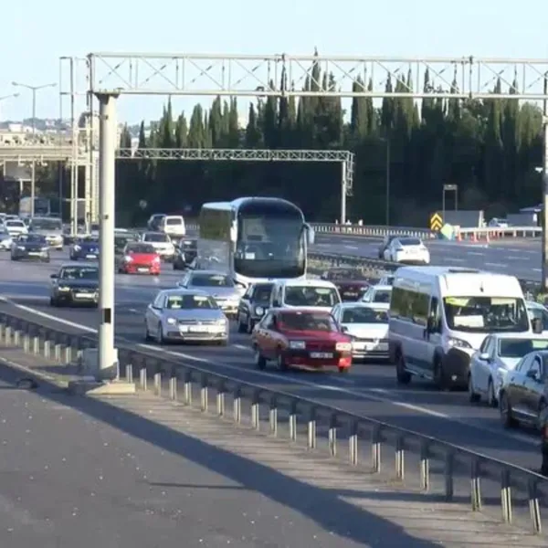 Bayram Trafiği Alarm Veriyor! İstanbul'dan Çıkışlar Kilitledi!