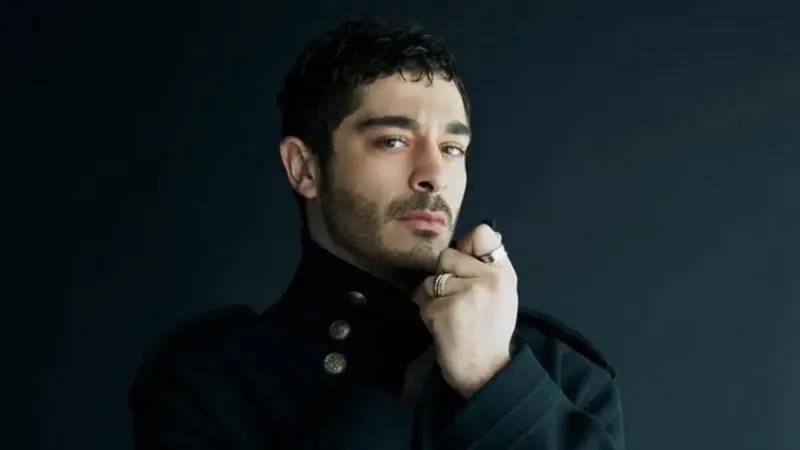 Burak Deniz'in Yeni Aşkı Şaşırttı! Ünlü Ressamla Yakalandı