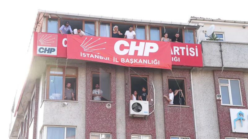 CHP'nin Bahçelievler binasına "CHP İstanbul İl Başkanlığı" afişi asıldı