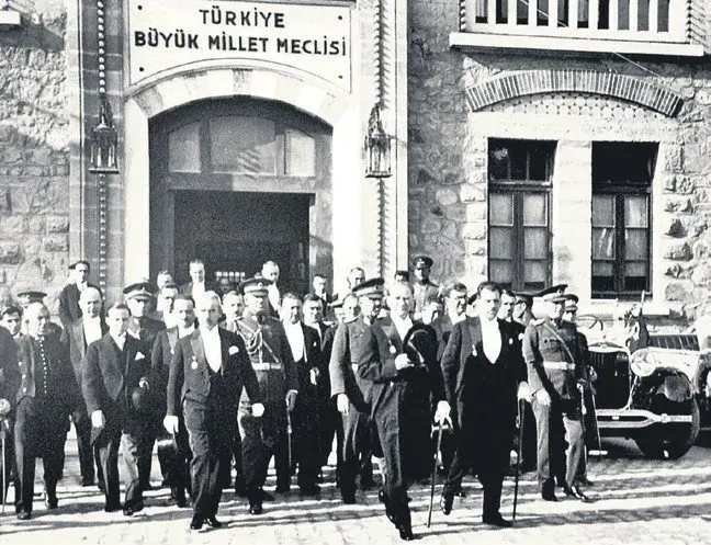 Cumhuriyet ve Demokrasi: Atatürk'ün Gizli Planı Ne Miydi?