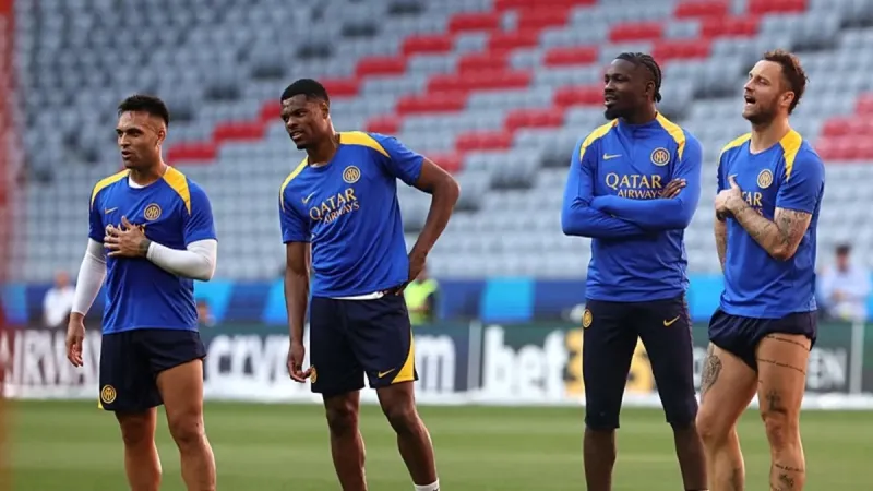 Fenerbahçe'den Bomba Transfer: 1.90'lık Dev Forvet Geliyor Mu?