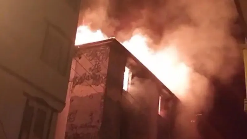 Gaziantep'te 4 katlı rezidans alevlere teslim oldu