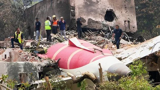 Hindistan'da 2. '11A' mucizesi: 270 kişinin öldüğü kazadan kıl payı kurtuldu