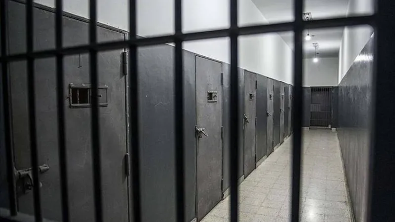 İsrail hapishanelerinde 10 bin 400 Filistinli tutuklu bulunuyor