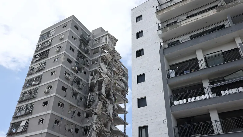 İsrail'in Bat Yam kentinde İran füzesinden hasar gören binalardan 22'si acil yıkılacak
