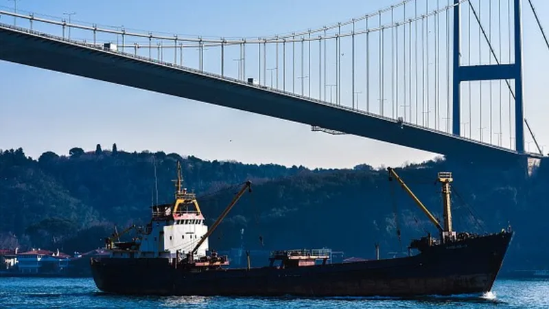 İstanbul Boğazı Alarmda! Osman Gazi Geçişiyle Gemi Trafiği Durdu