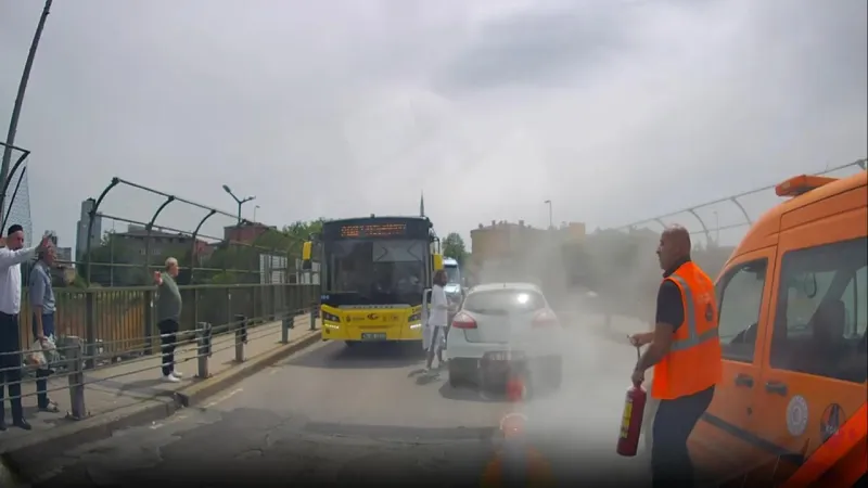 İstanbul'da Bıçaklı Dehşet! Sürücüye Yangın Tüplü Müdahale Anı Kamerada