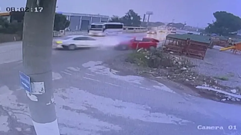 İzmir'de iki otomobil çarpıştı: 2 ölü, 4 yaralı