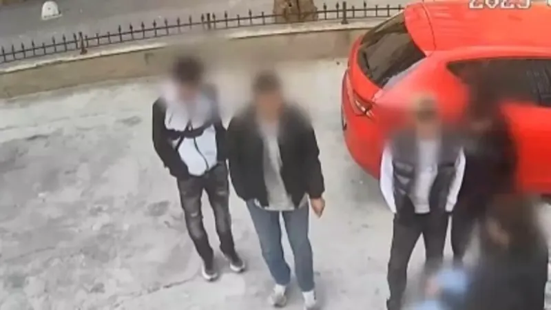 Kadıköy'de Gasp Dehşeti! 17 Yaşındaki Şüpheli Kamerada
