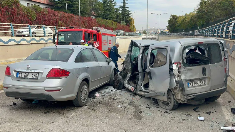 Elazığ'da Feci Kaza! Karşı Yöne Geçen Otomobil Ortalığı Karıştırdı