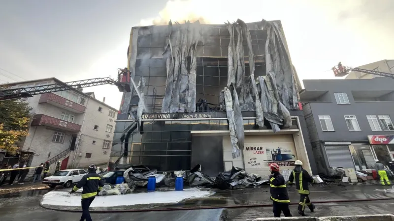 Kocaeli'de Parfüm Deposunda Faciayı Getiren Yangın!