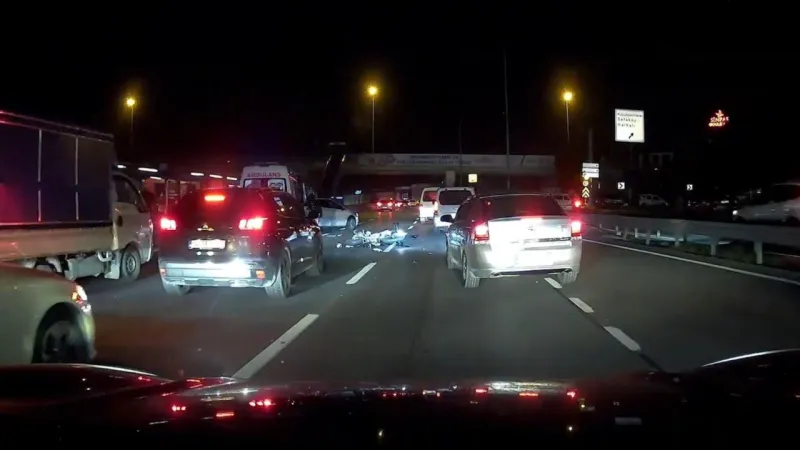 Küçükçekmece'de kaza sonucu yola savrulan motosikletteki 2 kişiye ambulans çarptı