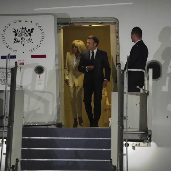 Macron ve eşi bu sefer kol kola