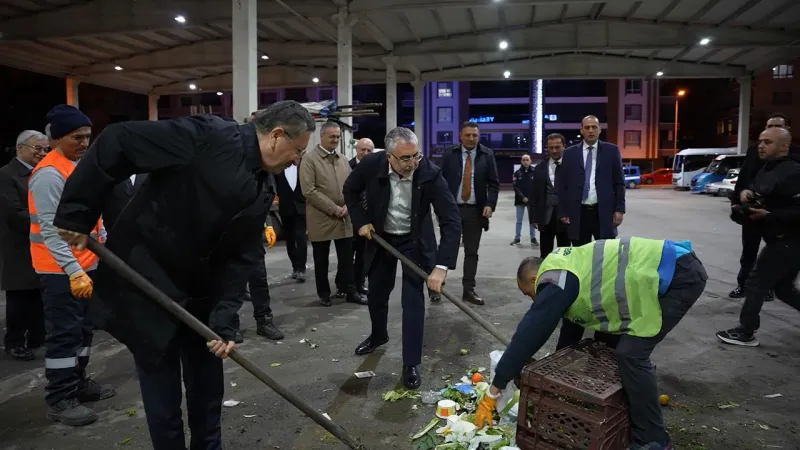 Bakan Işıkhan'dan 1 Mayıs Sürprizi: İşçilerle Temizlik Yaptı!