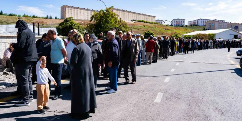 Gölbaşı'nda Bedava Fide Dağıtımı: Halk Metrelerce Kuyrukta!