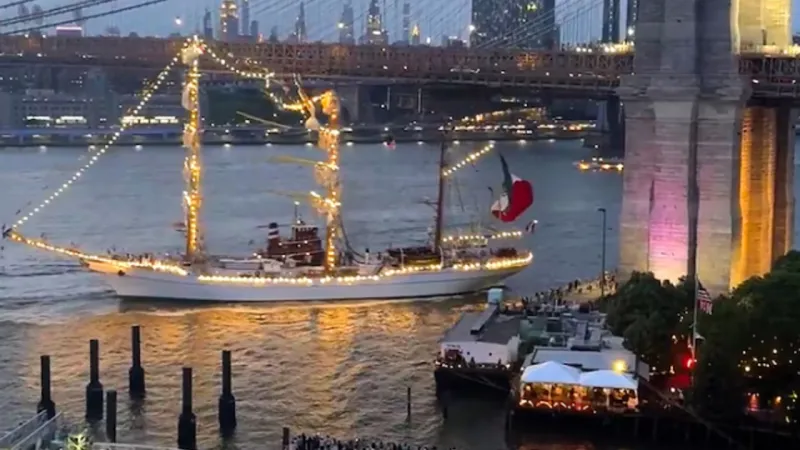 Brooklyn Köprüsü'ne Şok Çarpışma! Meksika Gemisi Faciası mı?