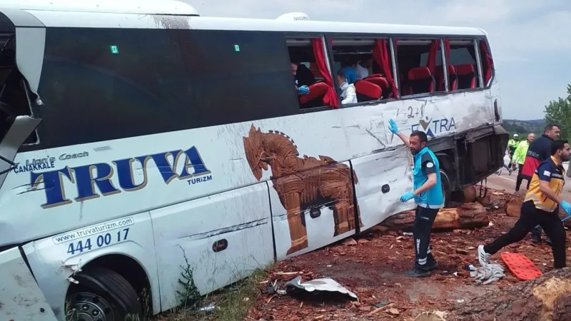 Çanakkale'de Feci Kaza: Otobüs ve Kamyon Çarpıştı! Ölü ve Yaralılar Var