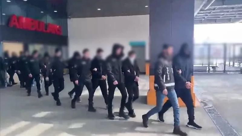 İzmir'de Şok Dolandırıcılık Operasyonu! 25 Tutuklama