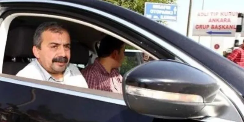 Sırrı Süreyya Önder'e Suikast Girişimi Mi? Makam Aracında Şok Düzeneği!
