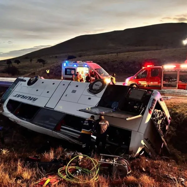 Otobüs devrildi, 2 kişi öldü!