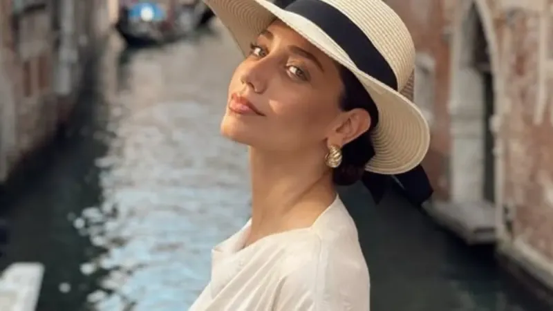 Özge Özacar'ın Venedik pozlarına beğeni yağdı