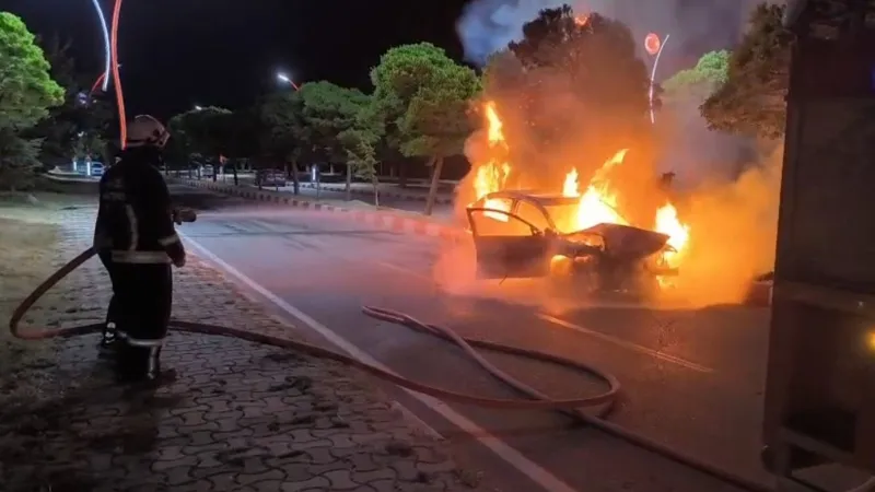 Van'da Korkunç Kaza! Otomobil Park Halindeki Araca Çarptı, Alevlere Teslim Oldu!
