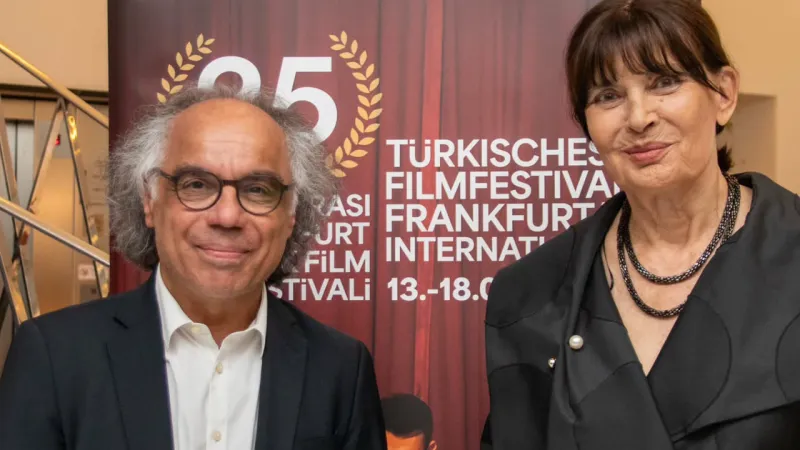 Şerif Sezer'e Büyük Onur! Frankfurt'ta Ödül Coşkusu!