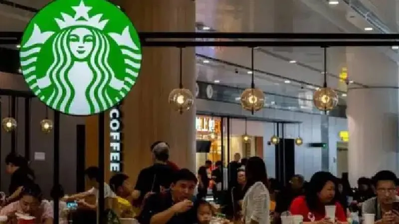 Starbucks yüzlerce dükkanını kapatıyor: 900 kişi işten çıkarılacak