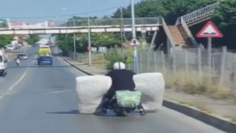 Sultanbeyli'de Motosikletle Yatak Taşıyan Adam Viral Oldu!