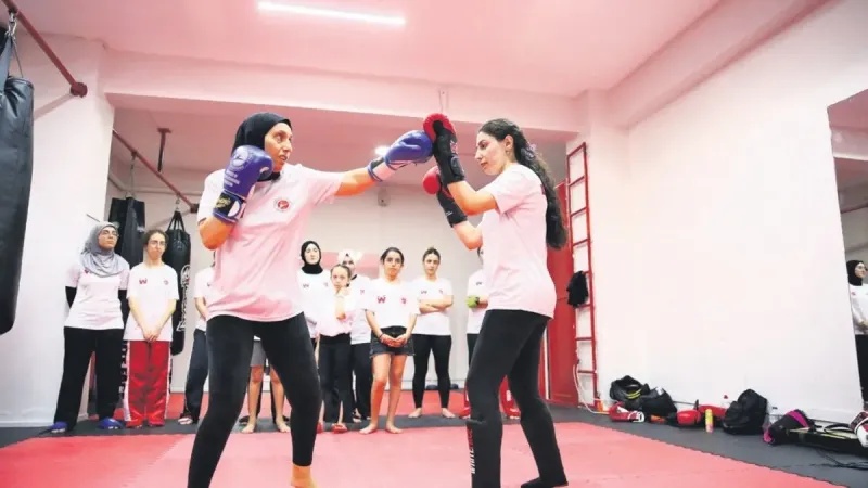 Tek böbreğiyle kick boks antrenörlüğüne devam ediyor