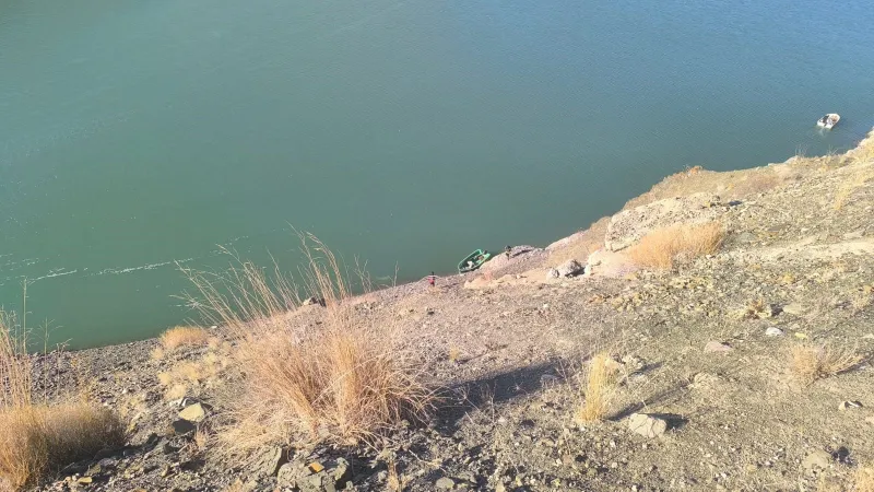 Van'dan kahreden haber: İçinde 3 kişinin olduğu otomobil, baraj gölüne yuvarlandı