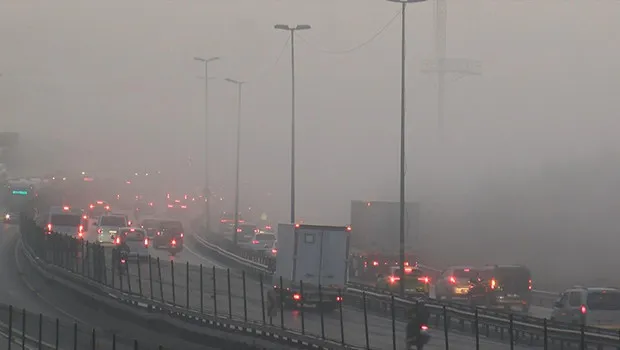 İstanbul'da Sis Alarmı! Göz Gözü Görmüyor, Trafik Felç!