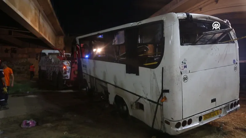 Yolcu otobüsü köprüden dereye düştü: 18 kişi boğularak öldü, 24 kişi yaralandı